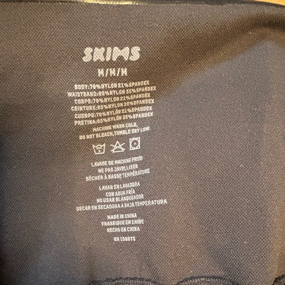 Skims Kim Kardashian Women’s Everyday Sculpt Mid Thigh Short M New without Tags - Picture 3 of 3